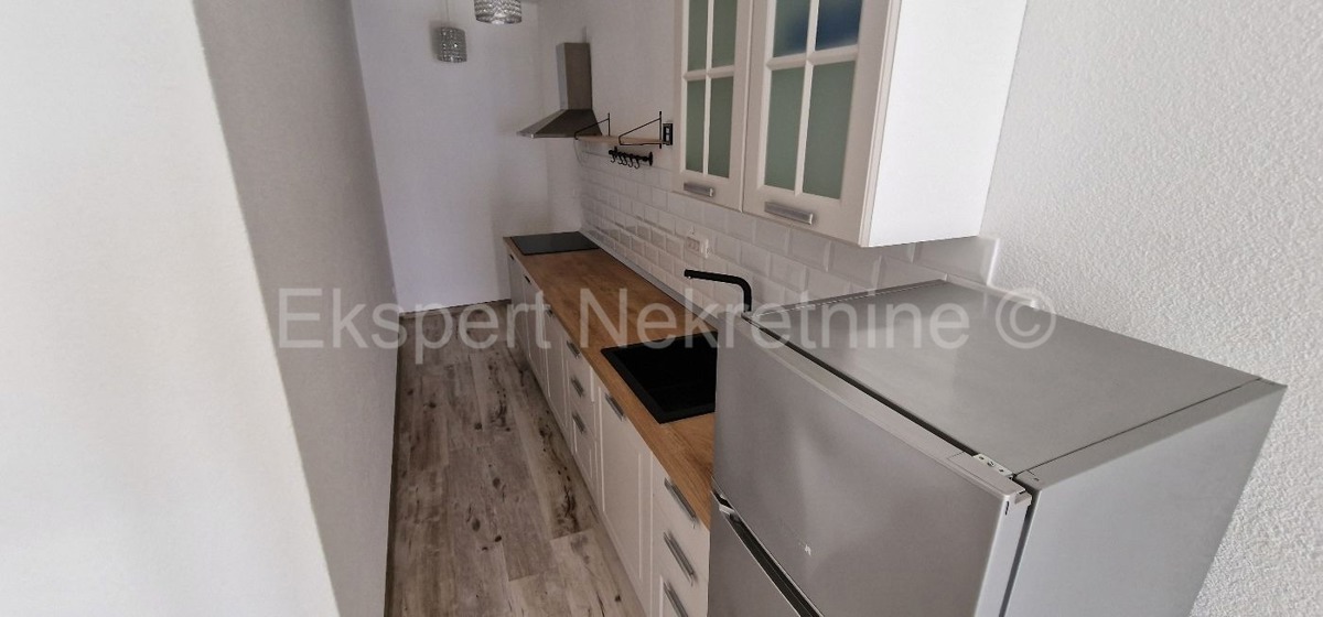 Čiovo,Okrug G,appartamento con 2 camera da letto 85 m2,di nuova costruzione,arredato,garage p.m.