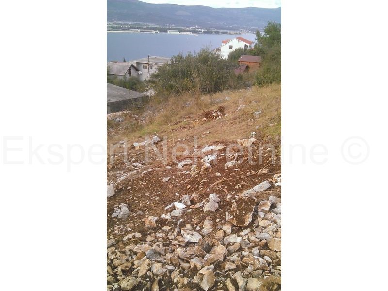 Ciovo, Mastrinka, grad. terreno 1300 m2, dal mare 370 m, vista