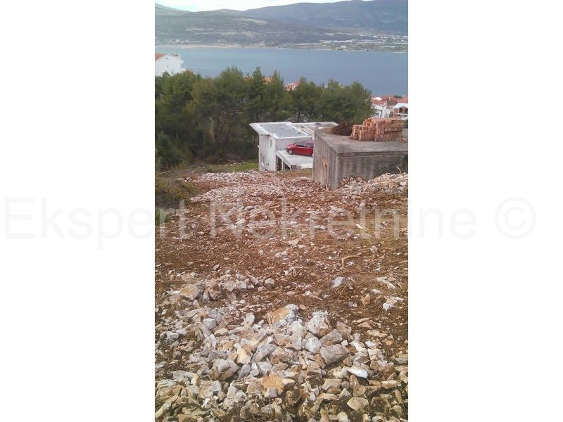 Ciovo, Mastrinka, grad. terreno 1300 m2, dal mare 370 m, vista