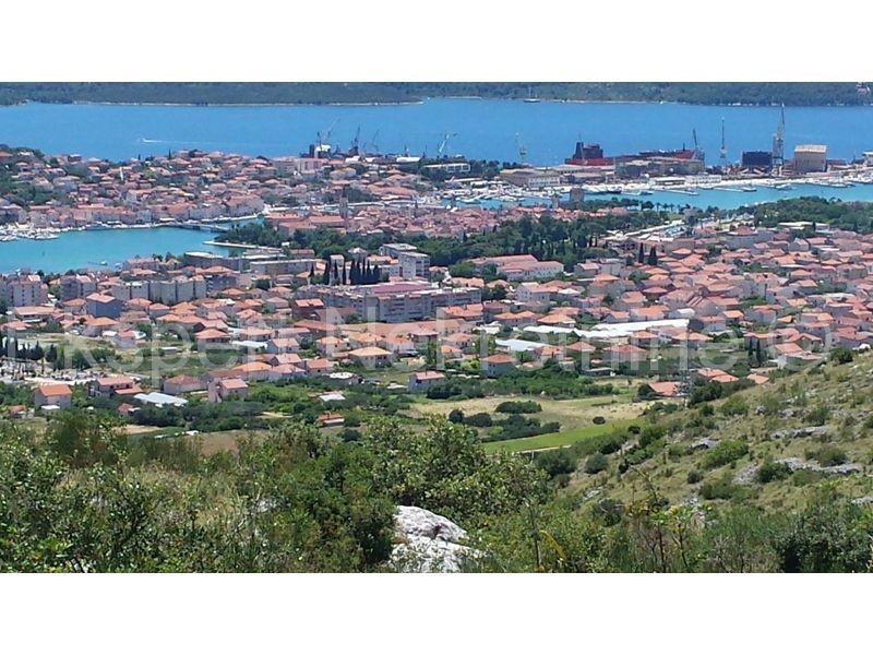 Trogir, terreno agricolo 37.000 m2, vista mare,