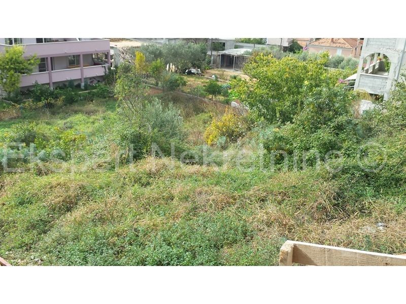 Trogir, terreno edificabile 973 m2, 900 m dal centro