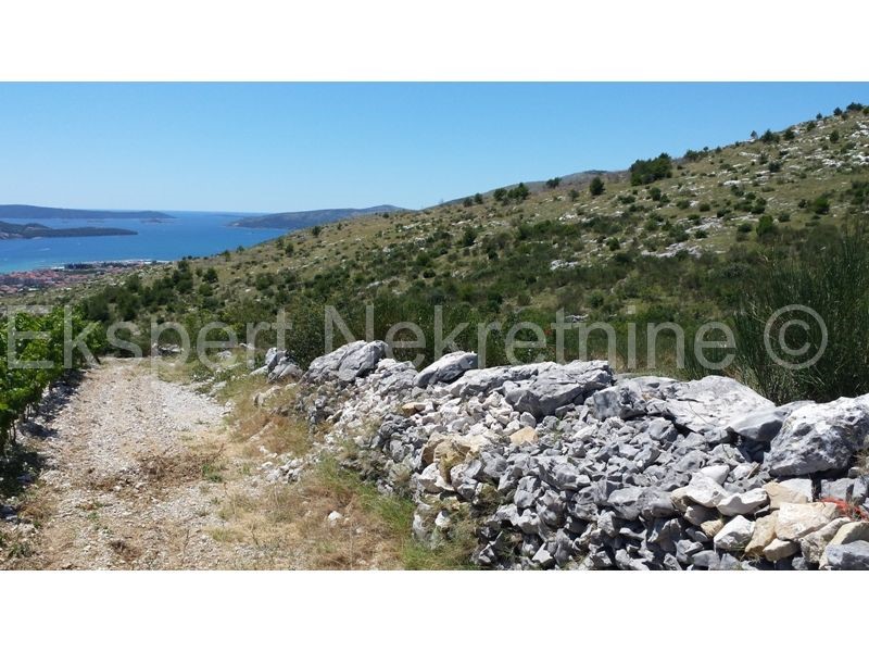 Trogir, terreno agricolo 37.000 m2, vista mare,