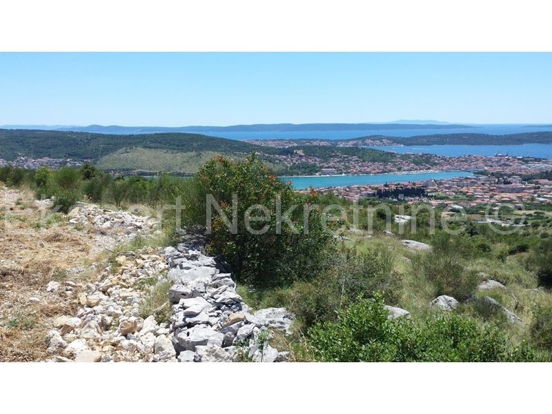 Trogir, terreno agricolo 37.000 m2, vista mare,