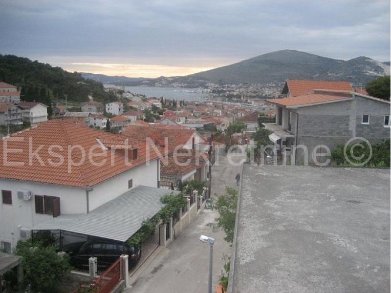 Trogir, casa indipendente di 130 m2 con giardino di 380 m2