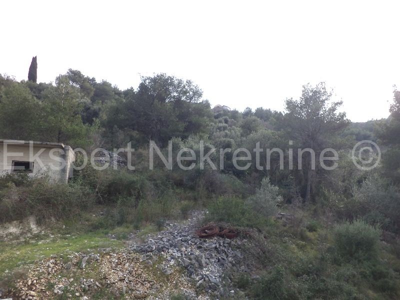 Ciovo, Mastrinka, grad. terreno 1300 m2, dal mare 370 m, vista