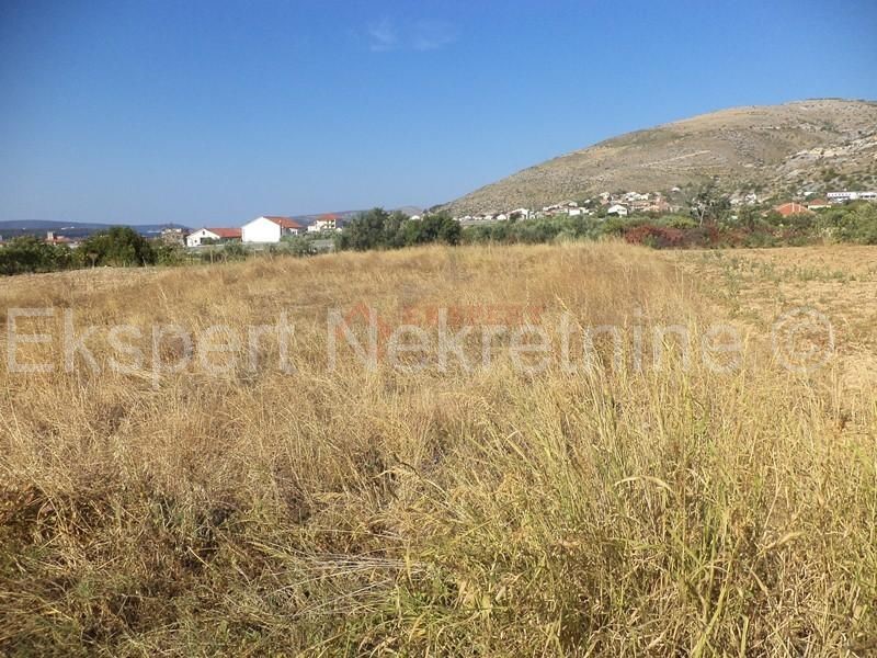Trogir, terreno edificabile di 910 m2, conveniente!!!