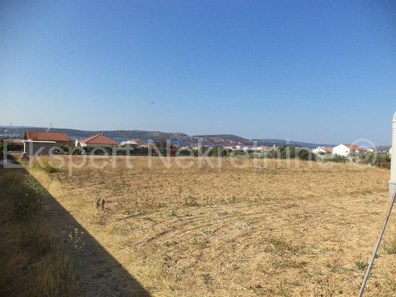 Trogir, terreno edificabile di 910 m2, conveniente!!!