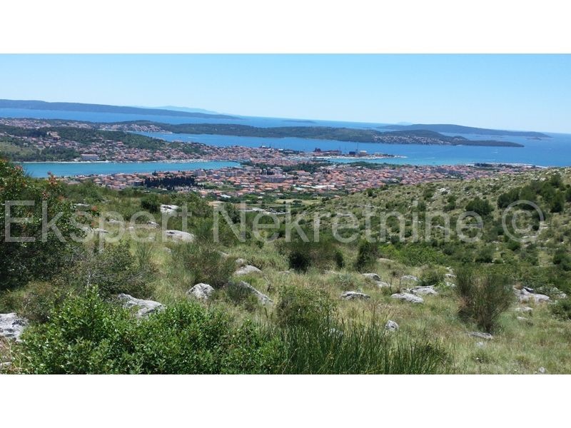 Trogir, terreno agricolo 37.000 m2, vista mare,