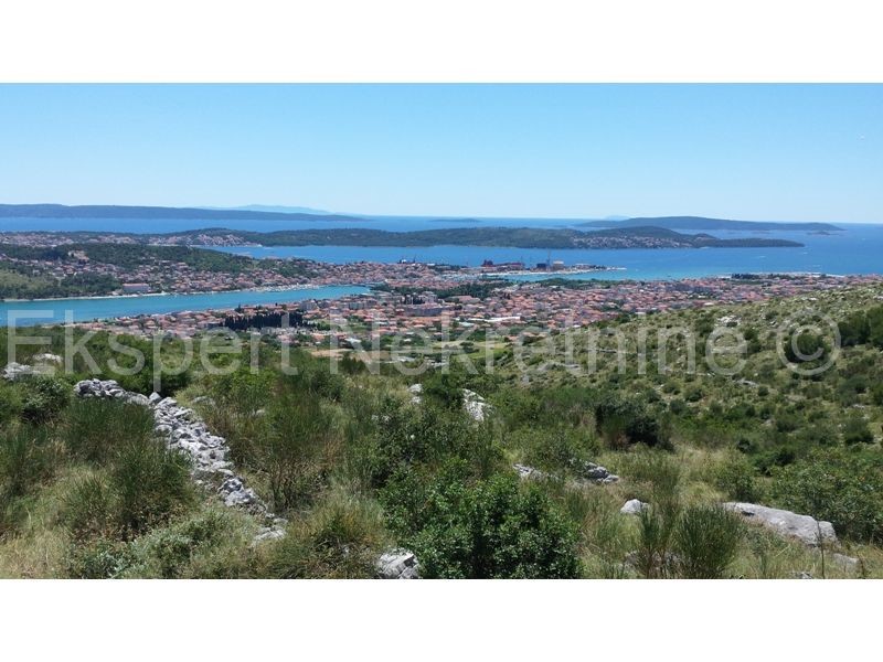 Trogir, terreno agricolo 37.000 m2, vista mare,