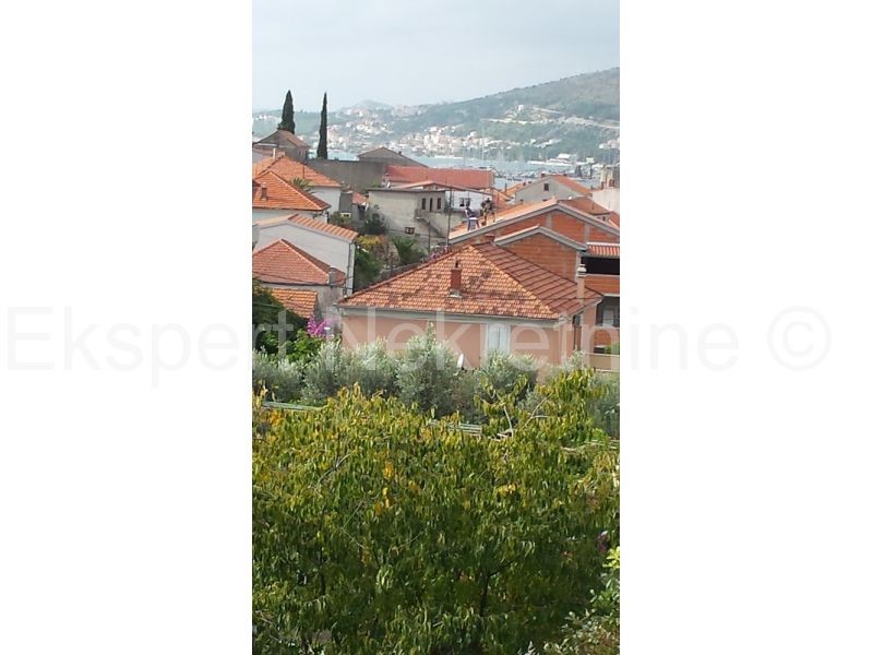 Trogir, terreno edificabile 973 m2, 900 m dal centro