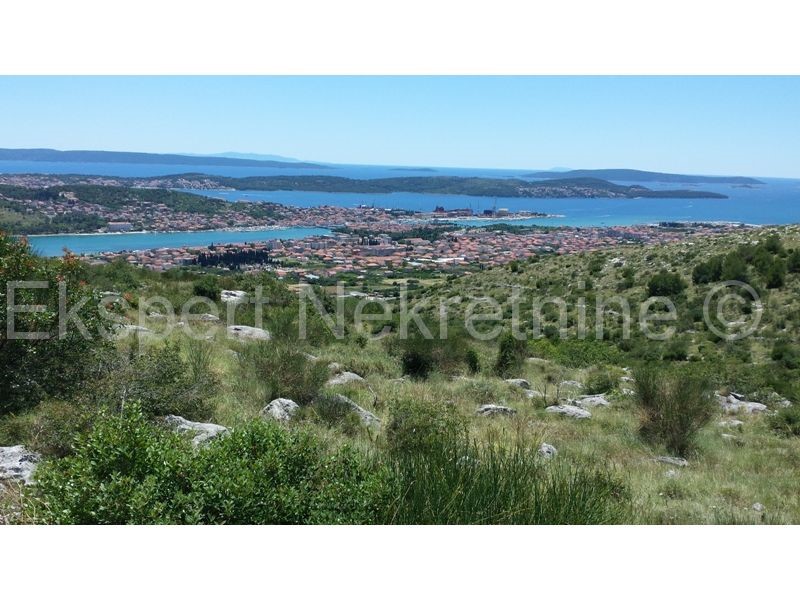 Trogir, terreno agricolo 37.000 m2, vista mare,