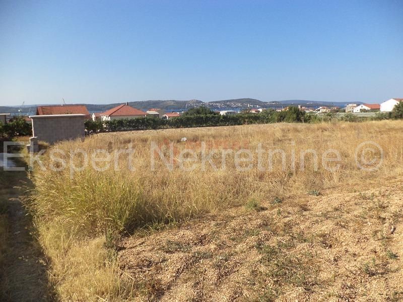 Trogir, terreno edificabile di 910 m2, conveniente!!!