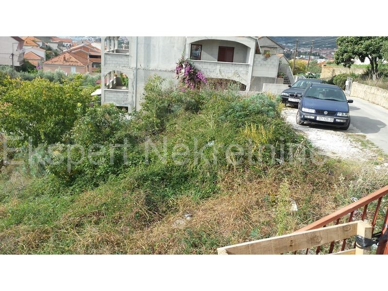 Trogir, terreno edificabile 973 m2, 900 m dal centro