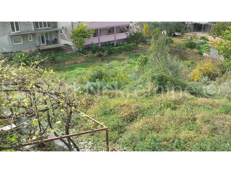 Trogir, terreno edificabile 973 m2, 900 m dal centro