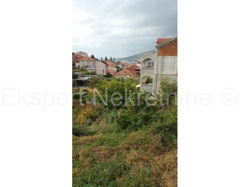 Trogir, terreno edificabile 973 m2, 900 m dal centro