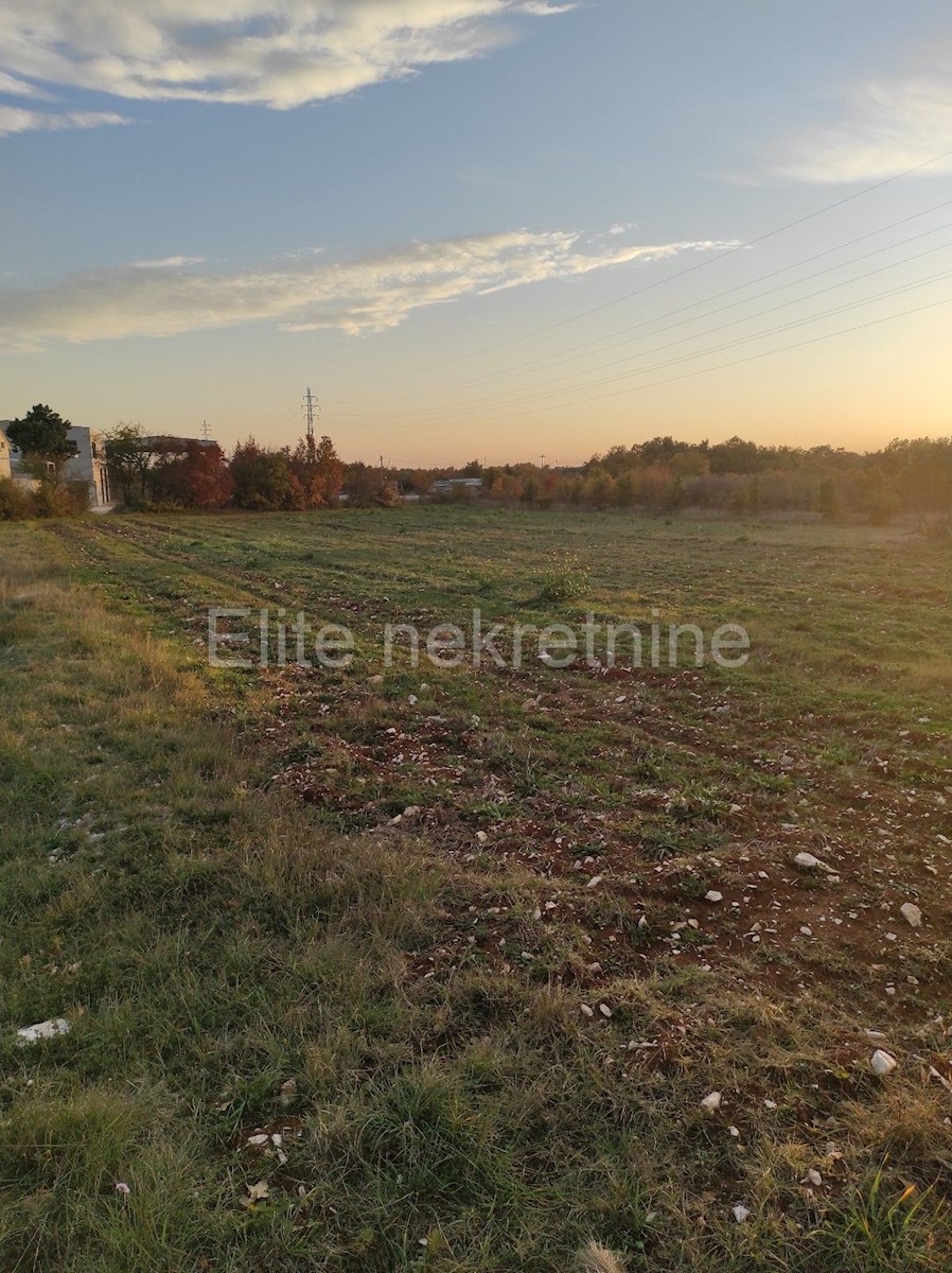 Bibići - terreno edificabile - 4900m2, ZONA INDUSTRIALE