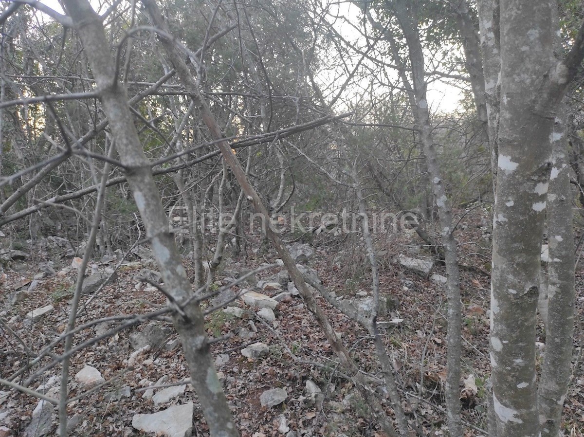 Peruški - terreno agricolo con parte urbanizzata