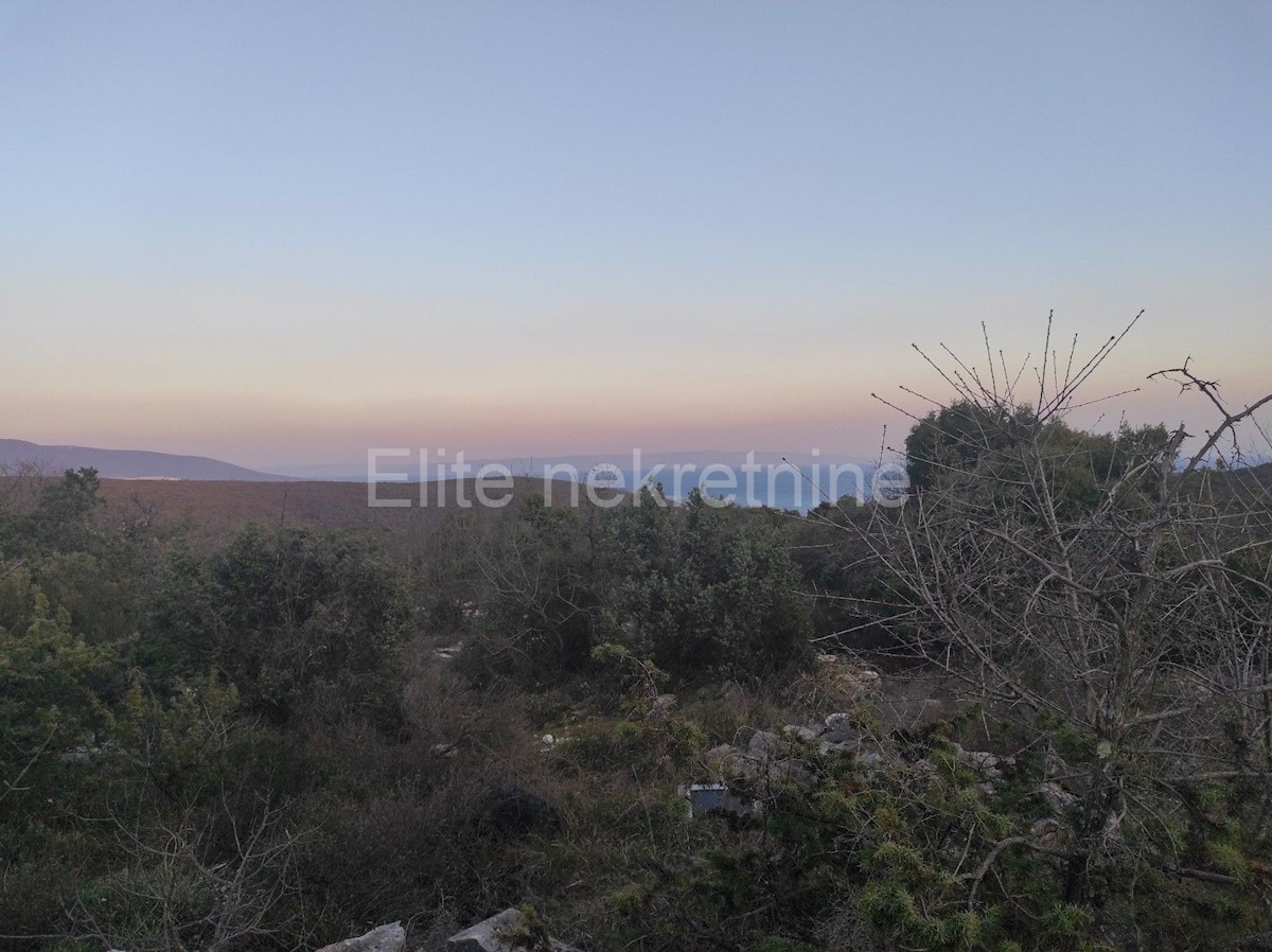 Peruški - terreno agricolo con parte urbanizzata