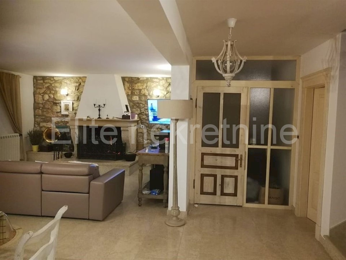 Labin - Casa istriana di 265 m2 con piscina e 4.000 m2 di terreno