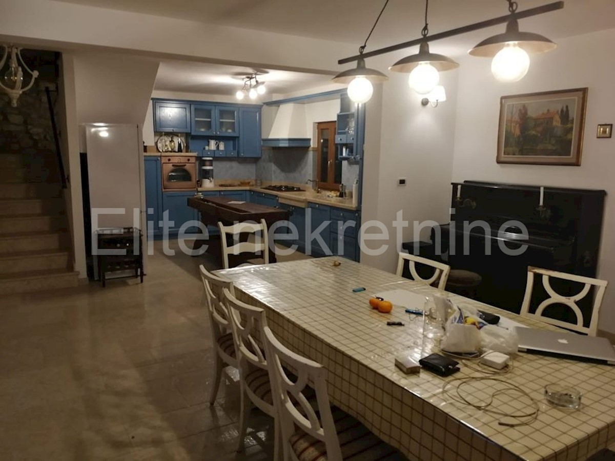 Labin - Casa istriana di 265 m2 con piscina e 4.000 m2 di terreno