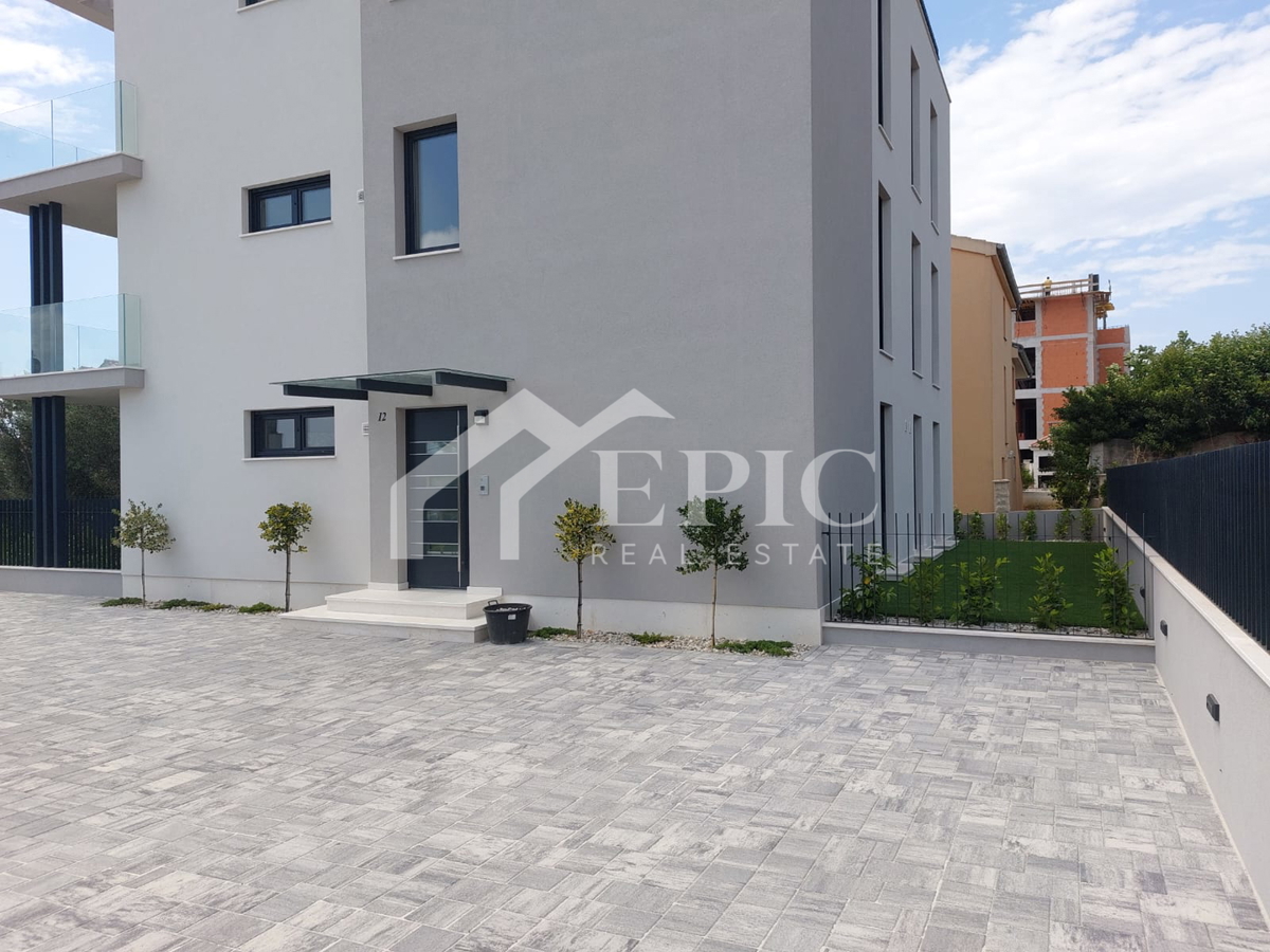 KOŽINO, ZADAR - APPARTAMENTO TRILOCALE CON PISCINA