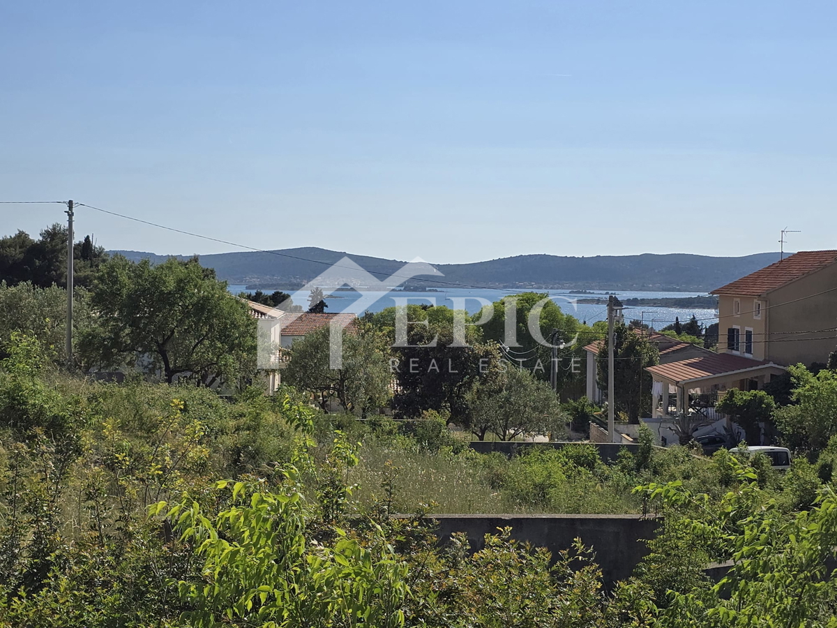 TERRENO EDIFICABILE CON VISTA MARE