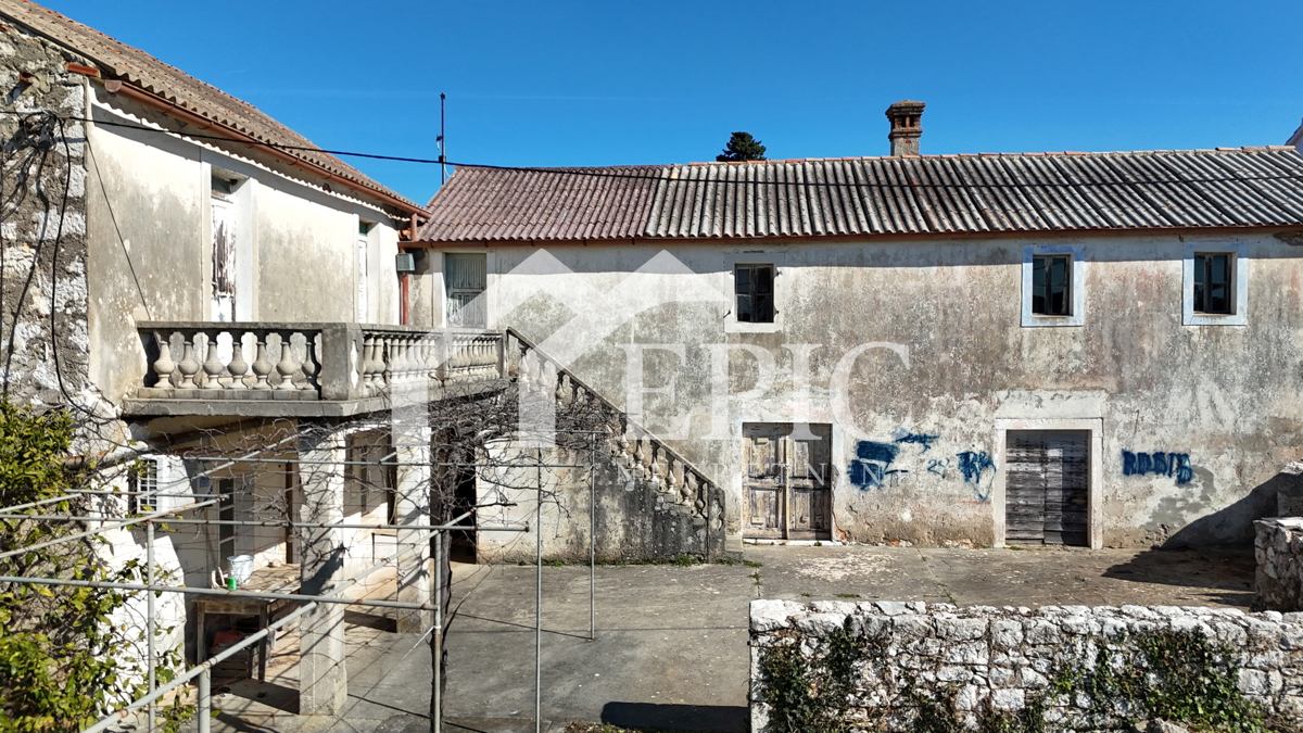 UGLJAN - SECOLARE CASA DA RISTRUTTURARE