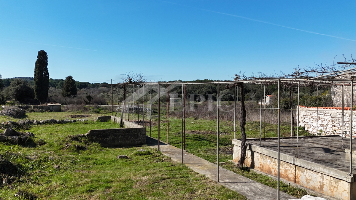 UGLJAN - SECOLARE CASA DA RISTRUTTURARE