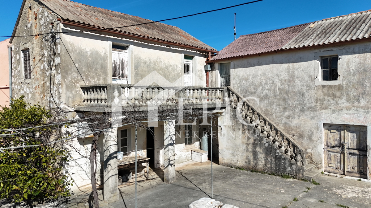 UGLJAN - SECOLARE CASA DA RISTRUTTURARE