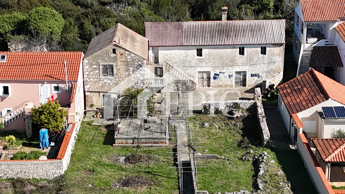 UGLJAN - SECOLARE CASA DA RISTRUTTURARE