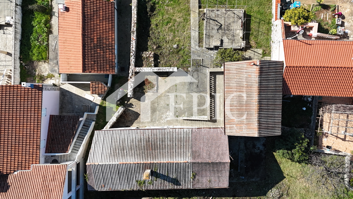 UGLJAN - SECOLARE CASA DA RISTRUTTURARE