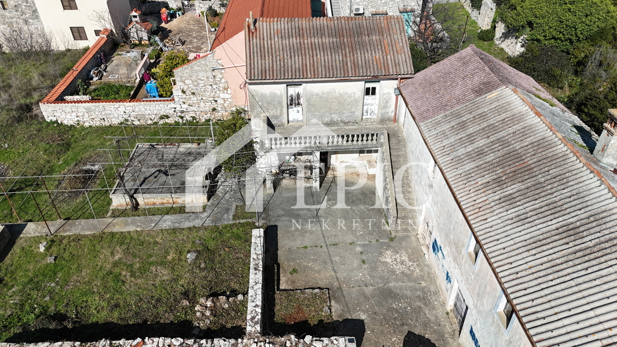 UGLJAN - SECOLARE CASA DA RISTRUTTURARE