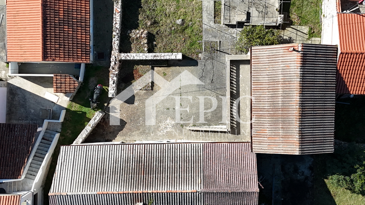 UGLJAN - SECOLARE CASA DA RISTRUTTURARE