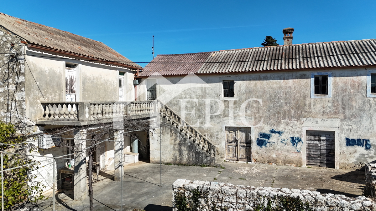 UGLJAN - SECOLARE CASA DA RISTRUTTURARE