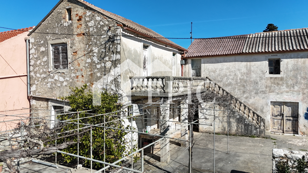 UGLJAN - SECOLARE CASA DA RISTRUTTURARE