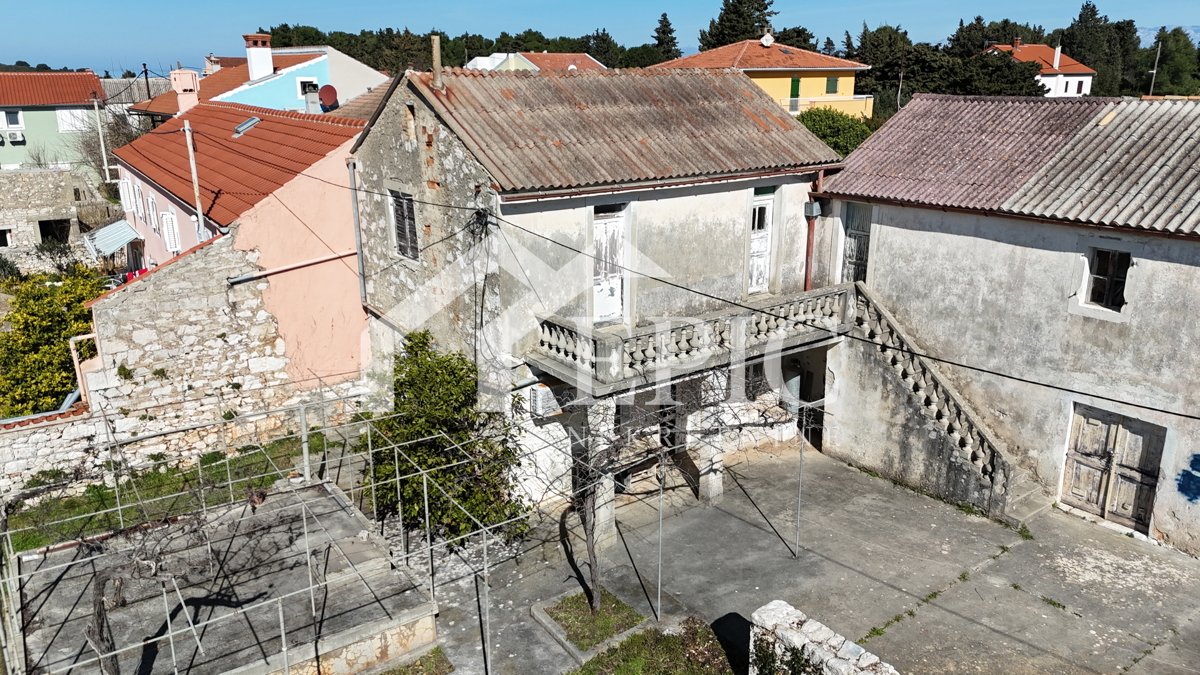 UGLJAN - SECOLARE CASA DA RISTRUTTURARE