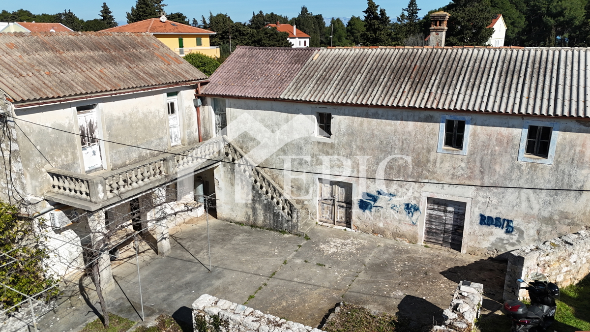 UGLJAN - SECOLARE CASA DA RISTRUTTURARE