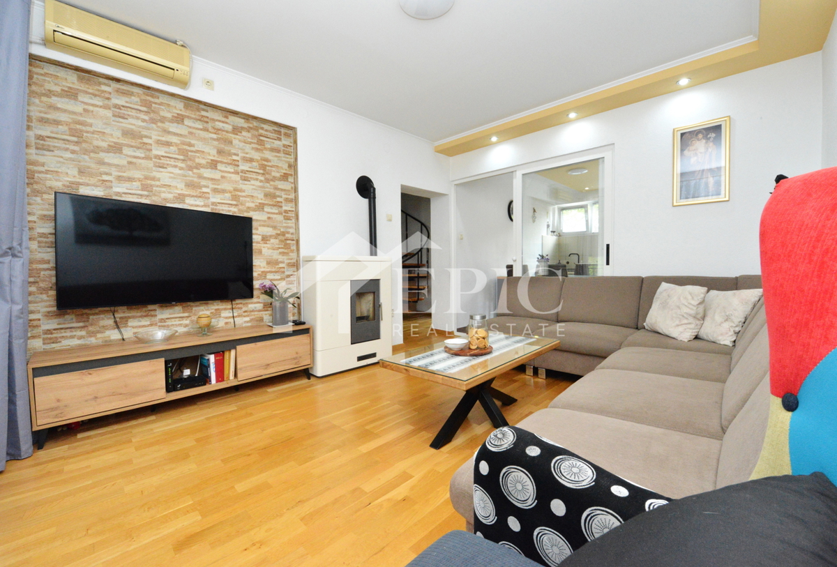 AMPIO APPARTAMENTO SU DUE PIANI A KOLOVARI