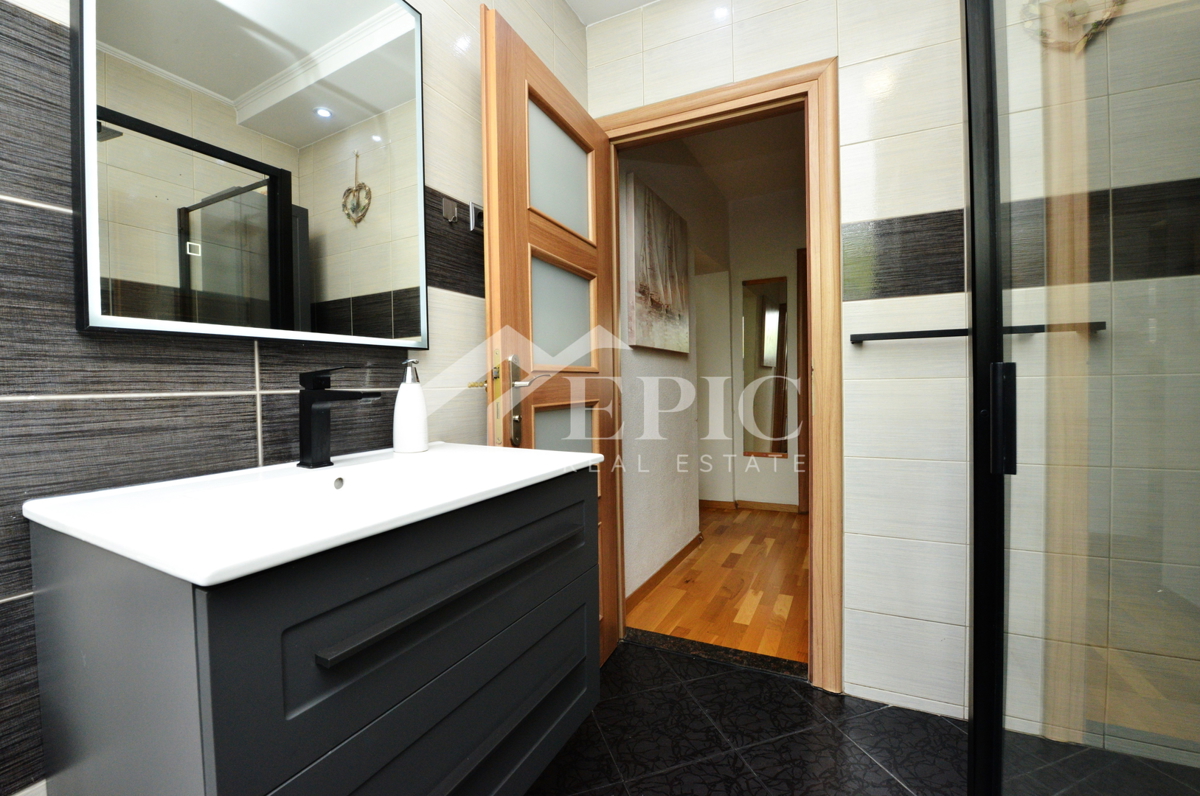 AMPIO APPARTAMENTO SU DUE PIANI A KOLOVARI