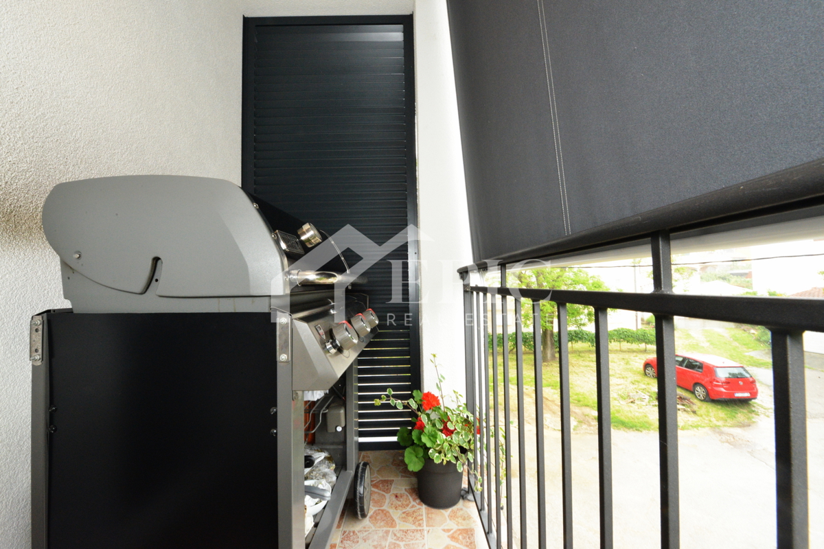 AMPIO APPARTAMENTO SU DUE PIANI A KOLOVARI