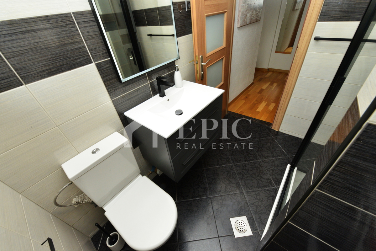 AMPIO APPARTAMENTO SU DUE PIANI A KOLOVARI