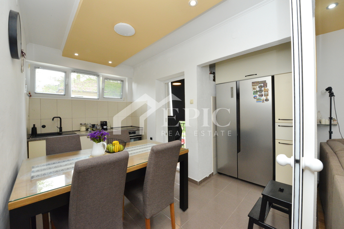 AMPIO APPARTAMENTO SU DUE PIANI A KOLOVARI