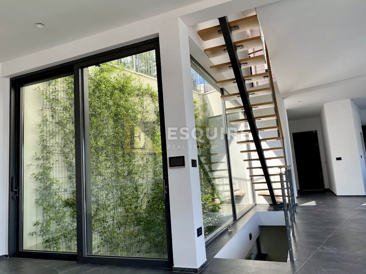 Casa Okrug Donji, Okrug, 326m2