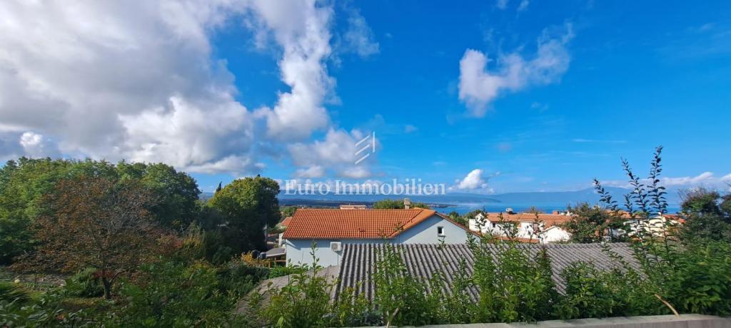 Terreno edificabile con vista parziale sul mare, vicino a Malinska