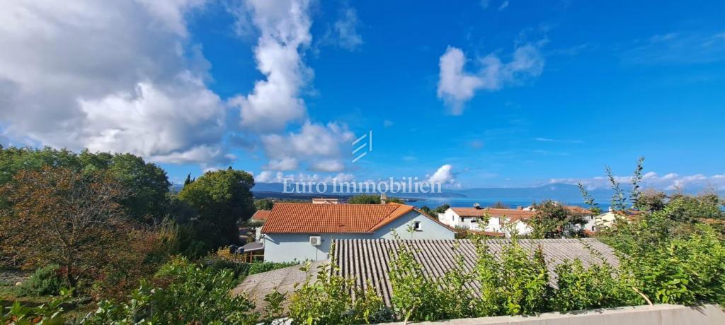 Terreno edificabile con vista parziale sul mare, vicino a Malinska