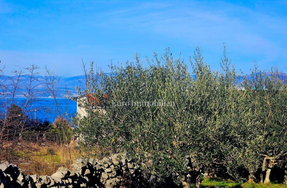 Malinska - terreno con vista mare vicino alla spiaggia