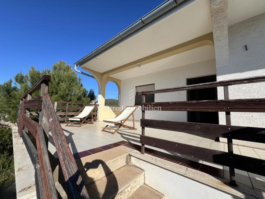 Brgulje - Molat, casa con garage in prima fila al mare