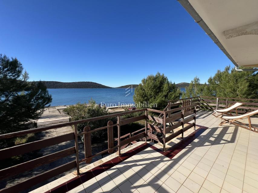 Brgulje - Molat, casa con garage in prima fila al mare