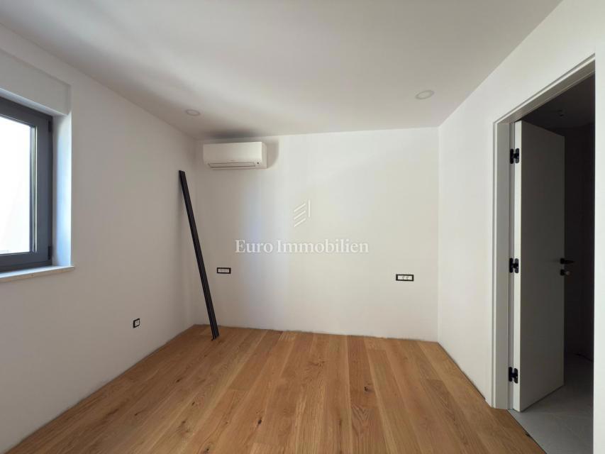 Nuovo appartamento con vista mare nel centro di Makarska