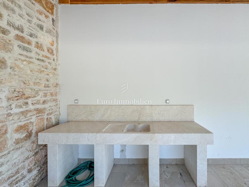 Casa in pietra con giardino di 2000 m2 - Istria